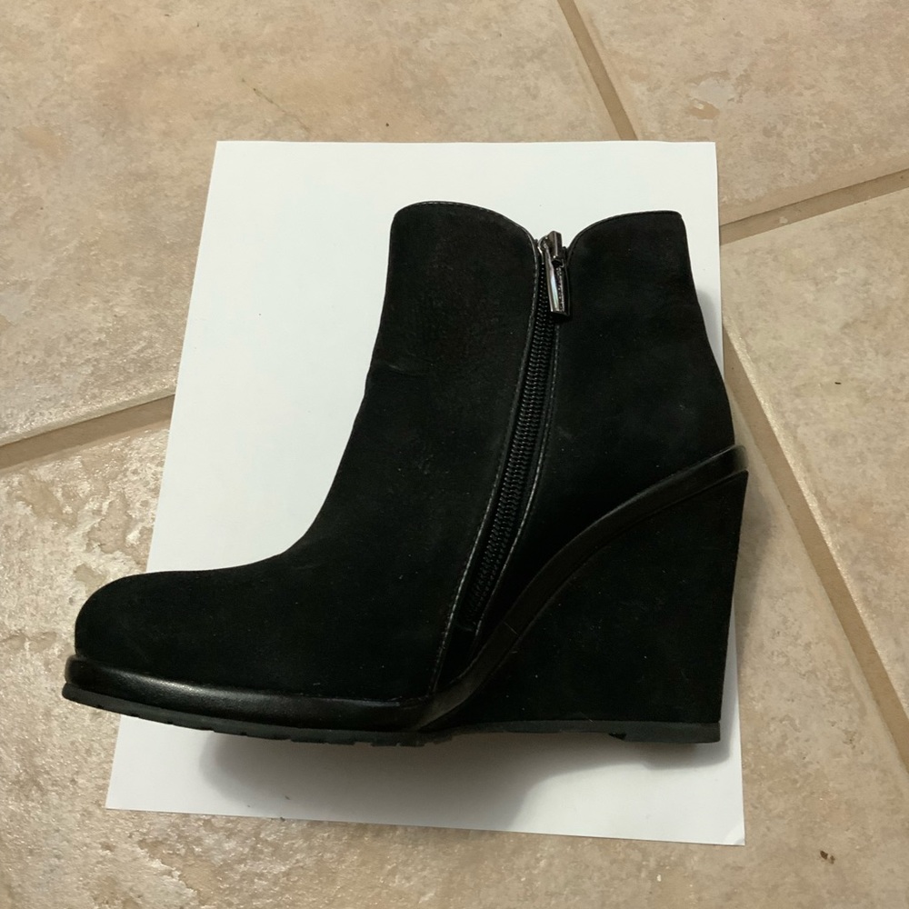 Vince Camuto black zipper booties